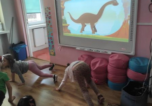 Dzieci naśladują sposoby poruszania się dinozaurów.